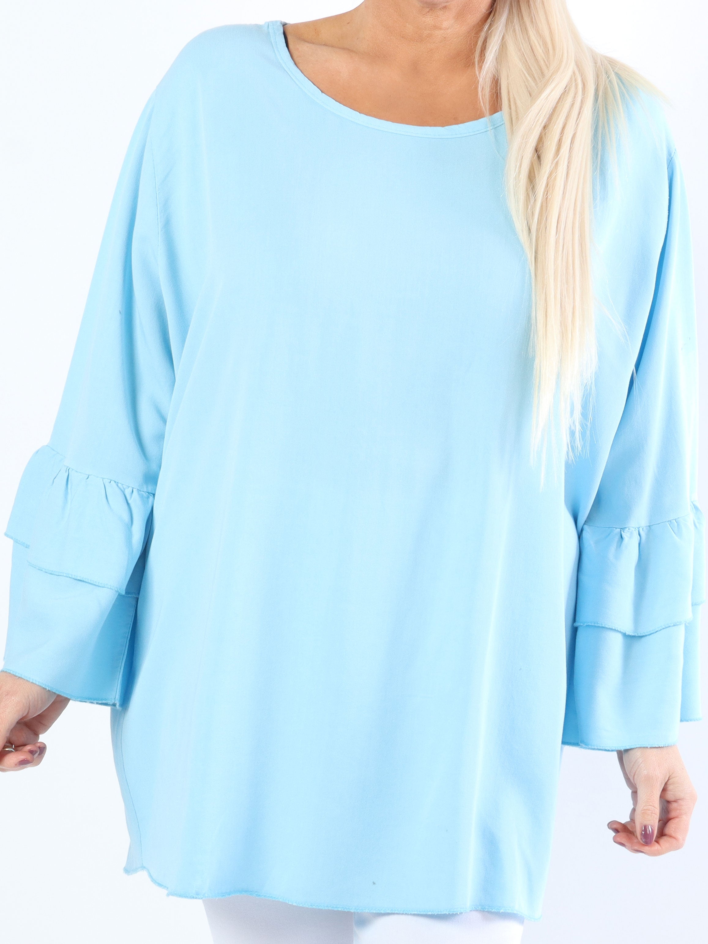 Kayla - Söt plus size blus i viskos med volanger på ärmarna